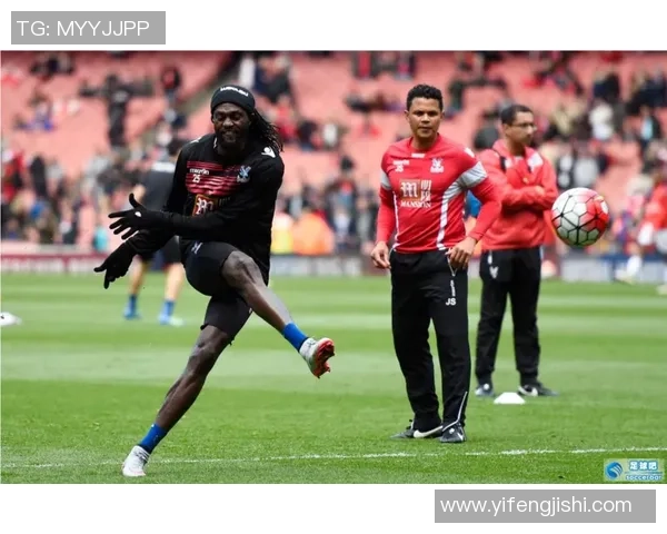 独特足球形项链设计展现运动激情与时尚魅力的完美结合