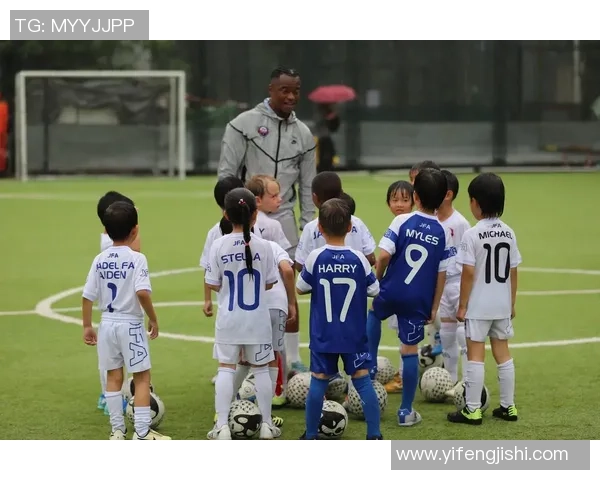 足球员在绿茵场上挥洒汗水展现激情与技巧的精彩瞬间